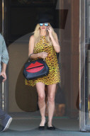PEOPLE - Nicky Hilton im Leopardenkleid unterwegs