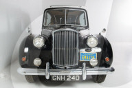 PEOPLE - John Lennons '1956 Austin Princess' kommt unter den Hammer