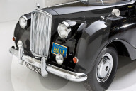 PEOPLE - John Lennons '1956 Austin Princess' kommt unter den Hammer