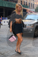 PEOPLE - Elsa Hosk zeigt ihr durchtrainierte Figur