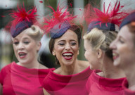 FEATURE - Lustige Hüte am Goodwood  Pferderennen