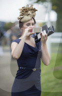 FEATURE - Lustige Hüte am Goodwood  Pferderennen