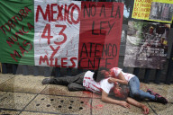 NEWS - Mexico: Proteste gegen das Vergessen der vermissten Studenten in Ayotzinapa