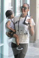PEOPLE - Ganz die Mami: Kelly Rowland mit Töchterchen Jewell
