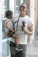 PEOPLE - Ganz die Mami: Kelly Rowland mit Töchterchen Jewell
