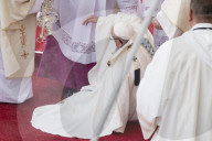 NEWS - Polen: Papst Franziskus stürzt vor dem Kloster Jasna Gora in Tschenstochau