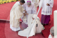 NEWS - Polen: Papst Franziskus stürzt vor dem Kloster Jasna Gora in Tschenstochau
