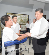 NEWS - China: Präsident Xi Jinping besucht eine Paraplegiker Reha in Tangshan