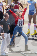 PEOPLE - Gigi Hadid in voller Aktion für ein Tommy Hilfigre Shooting