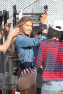 PEOPLE - Gigi Hadid in voller Aktion für ein Tommy Hilfigre Shooting