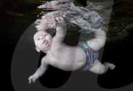 FEATURE - Ins kalte Wasser geworfen - Schwimmkurs für Babies