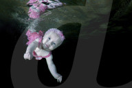 FEATURE - Ins kalte Wasser geworfen - Schwimmkurs für Babies