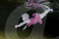 FEATURE - Ins kalte Wasser geworfen - Schwimmkurs für Babies