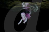 FEATURE - Ins kalte Wasser geworfen - Schwimmkurs für Babies