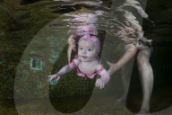 FEATURE - Ins kalte Wasser geworfen - Schwimmkurs für Babies