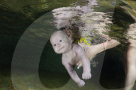 FEATURE - Ins kalte Wasser geworfen - Schwimmkurs für Babies