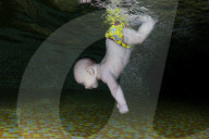 FEATURE - Ins kalte Wasser geworfen - Schwimmkurs für Babies