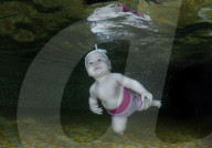 FEATURE - Ins kalte Wasser geworfen - Schwimmkurs für Babies