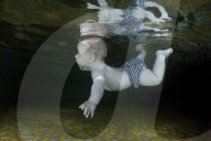 FEATURE - Ins kalte Wasser geworfen - Schwimmkurs für Babies