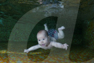 FEATURE - Ins kalte Wasser geworfen - Schwimmkurs für Babies