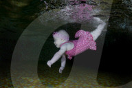 FEATURE - Ins kalte Wasser geworfen - Schwimmkurs für Babies