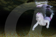 FEATURE - Ins kalte Wasser geworfen - Schwimmkurs für Babies