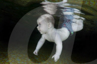 FEATURE - Ins kalte Wasser geworfen - Schwimmkurs für Babies