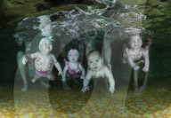 FEATURE - Ins kalte Wasser geworfen - Schwimmkurs für Babies