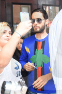 PEOPLE - Treibt's bunt: Jared Leto an der PK zu "Suicide Squad"