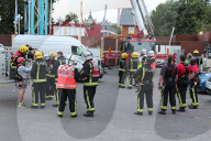 NEWS - London: Feuerwehr rettet Jahrmarktbesucher aus luftiger Höhen aus einer Bahn