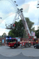NEWS - London: Feuerwehr rettet Jahrmarktbesucher aus luftiger Höhen aus einer Bahn