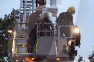 NEWS - London: Feuerwehr rettet Jahrmarktbesucher aus luftiger Höhen aus einer Bahn