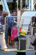 NEWS - London: Feuerwehr rettet Jahrmarktbesucher aus luftiger Höhen aus einer Bahn