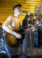 PEOPLE - Pete Doherty performt oben-ohne am Kendal Calling Music Festival