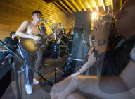 PEOPLE - Pete Doherty performt oben-ohne am Kendal Calling Music Festival