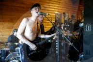 PEOPLE - Pete Doherty performt oben-ohne am Kendal Calling Music Festival
