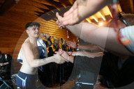 PEOPLE - Pete Doherty performt oben-ohne am Kendal Calling Music Festival
