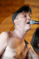 PEOPLE - Pete Doherty performt oben-ohne am Kendal Calling Music Festival