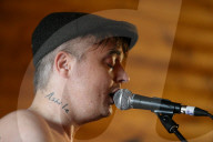 PEOPLE - Pete Doherty performt oben-ohne am Kendal Calling Music Festival