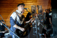 PEOPLE - Pete Doherty performt oben-ohne am Kendal Calling Music Festival