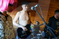 PEOPLE - Pete Doherty performt oben-ohne am Kendal Calling Music Festival