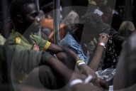 NEWS - Flüchtlinge Mittelmeer: Über 800 Gerettete kommen in  Salerno an