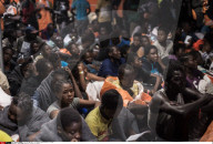 NEWS - Flüchtlinge Mittelmeer: Über 800 Gerettete kommen in  Salerno an