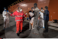 NEWS - Flüchtlinge Mittelmeer: Über 800 Gerettete kommen in  Salerno an