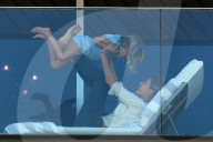 PEOPLE - Gisele Bündchen auf Schmusekurs mit Tochter Vivian auf dem Hotelbalkon in Rio