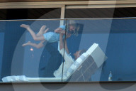 PEOPLE - Gisele Bündchen auf Schmusekurs mit Tochter Vivian auf dem Hotelbalkon in Rio