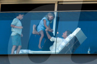 PEOPLE - Gisele Bündchen auf Schmusekurs mit Tochter Vivian auf dem Hotelbalkon in Rio