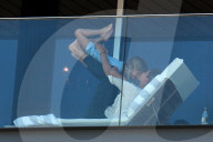 PEOPLE - Gisele Bündchen auf Schmusekurs mit Tochter Vivian auf dem Hotelbalkon in Rio