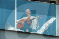 PEOPLE - Gisele Bündchen auf Schmusekurs mit Tochter Vivian auf dem Hotelbalkon in Rio