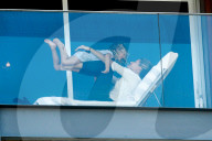 PEOPLE - Gisele Bündchen auf Schmusekurs mit Tochter Vivian auf dem Hotelbalkon in Rio